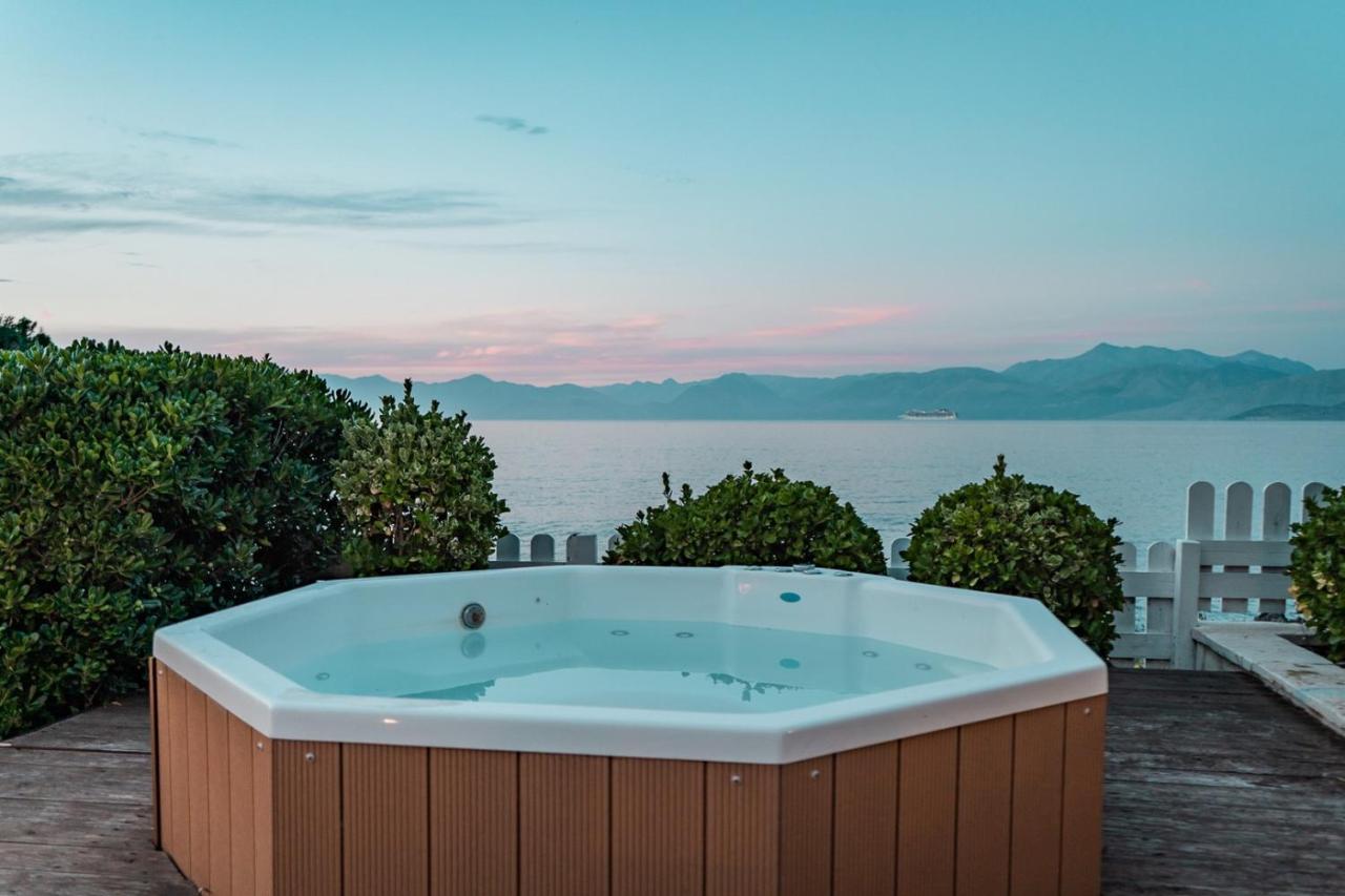 Neptune Sea House - Beachfront Agios Spyridon  외부 사진