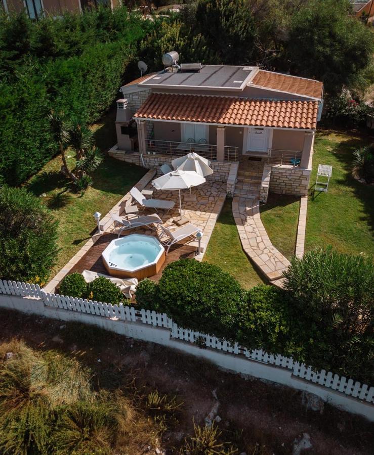 Neptune Sea House - Beachfront Agios Spyridon  외부 사진