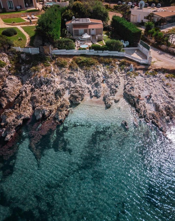 Neptune Sea House - Beachfront Agios Spyridon  외부 사진