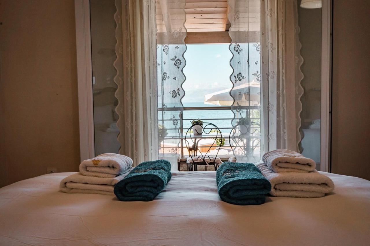 Neptune Sea House - Beachfront Agios Spyridon  외부 사진