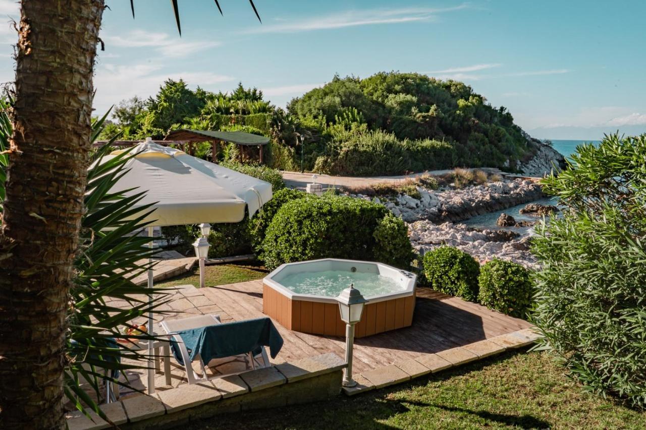 Neptune Sea House - Beachfront Agios Spyridon  외부 사진